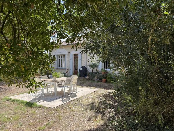 Charmante maison de plain-pied avec grange et piscine