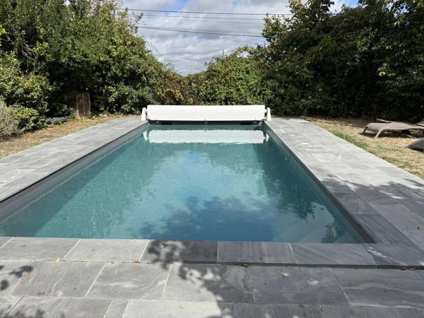 Charmante maison de plain-pied avec grange et piscine