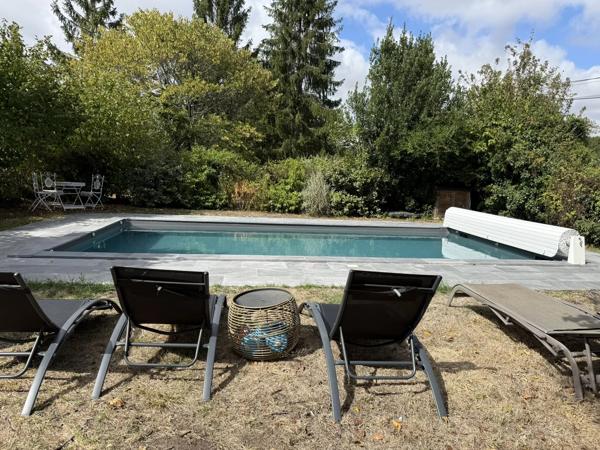 Charmante maison de plain-pied avec grange et piscine
