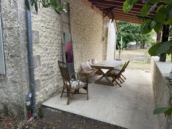 Charmante maison de plain-pied avec grange et piscine