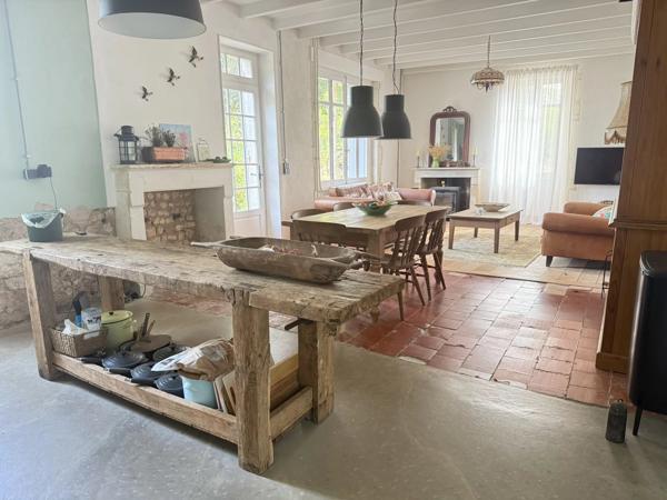 Charmante maison de plain-pied avec grange et piscine