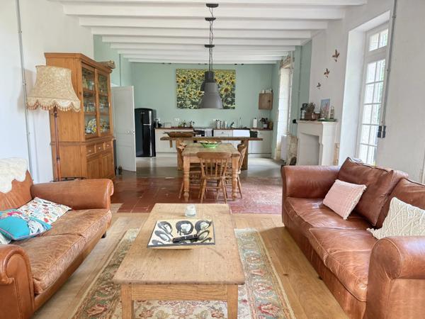 Charmante maison de plain-pied avec grange et piscine