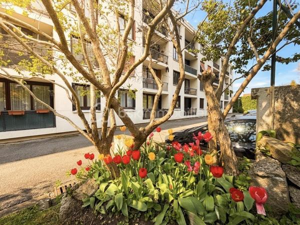 À Marly-le-Roi, laissez-vous séduire par cet appartement traversant, lumineux et surtout EN DERNIER ETAGE !
Situé dans une résidence bien entretenue et au calme, ce 4 pièces avec 3 chambres bénéficie d’un emplacement particulièrement pratique : à seulement 12 minutes à pied de la gare et 6 minutes des commerces — idéal pour le quotidien comme pour les petites envies de dernière minute.
Le séjour, baigné de lumière, s’ouvre sur un balcon exposé sud-est. Vous souhaitez un espace de vie encore plus spacieux ? La configuration permet facilement de créer un double séjour en modifiant une cloison : un vrai atout pour adapter le bien à vos besoins.
La cuisine, fonctionnelle, pourra être repensée pour révéler tout son potentiel et accueillir son chef cuisinier.
Côté nuit, vous découvrirez trois chambres confortables (environ 9,5 m², 11 m² et 12 m²), toutes équipées de rangements. La salle de bains, avec fenêtre, offre une luminosité naturelle appréciable ainsi qu’une ventilation optimale, et dispose d’un espace WC.
Une cave et une place de stationnement extérieure viennent compléter ce bien, apportant un confort supplémentaire au quotidien.
En résumé : calme, verdure, luminosité et proximité des commodités… Un appartement aux nombreux atouts, à découvrir sans tarder.