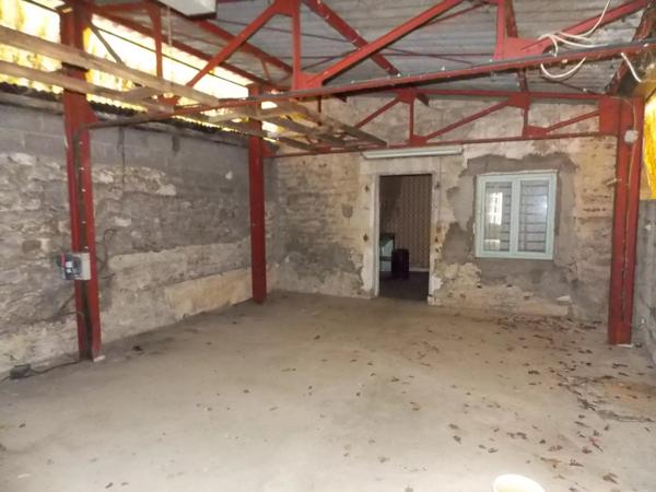 Ancien magasin avec appartement
