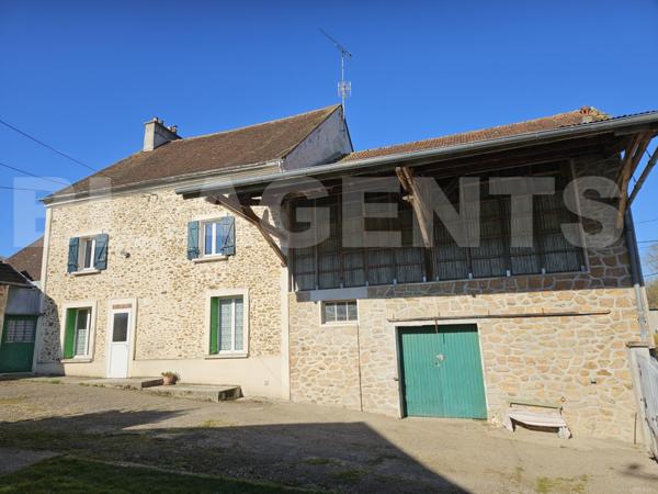 Situé à 5 mn à pieds de la gare de Mouroux...Ancien corps de ferme de 185 m² habitable, avec plusieu