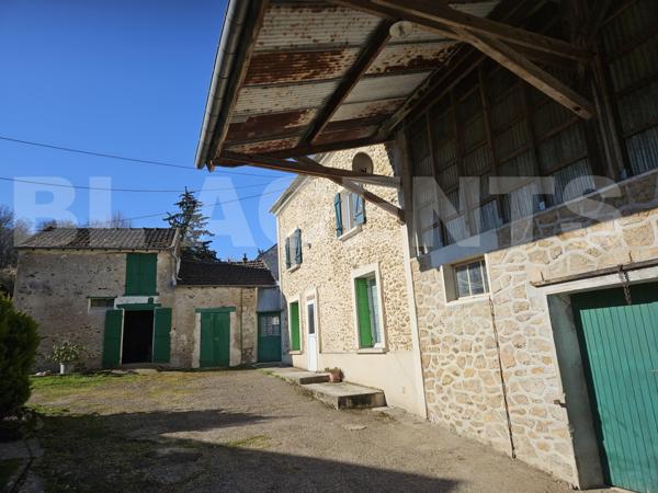 Situé à 5 mn à pieds de la gare de Mouroux...Ancien corps de ferme de 185 m² habitable, avec plusieu