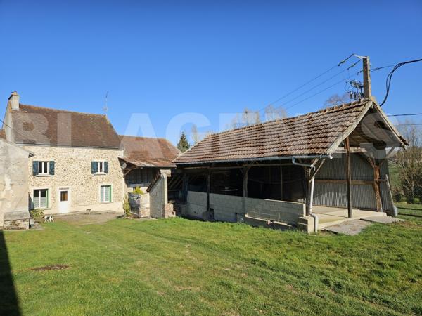 Situé à 5 mn à pieds de la gare de Mouroux...Ancien corps de ferme de 185 m² habitable, avec plusieu
