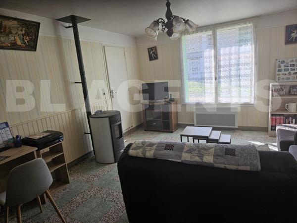 Situé à 5 mn à pieds de la gare de Mouroux...Ancien corps de ferme de 185 m² habitable, avec plusieu