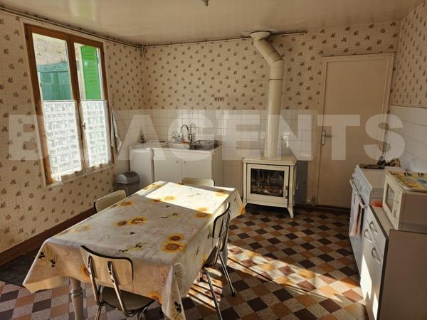 Situé à 5 mn à pieds de la gare de Mouroux...Ancien corps de ferme de 185 m² habitable, avec plusieu