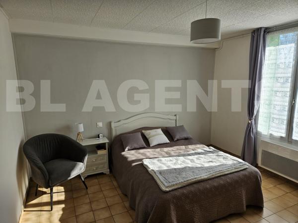 Situé à 5 mn à pieds de la gare de Mouroux...Ancien corps de ferme de 185 m² habitable, avec plusieu