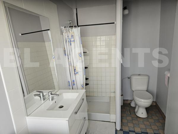 Situé à 5 mn à pieds de la gare de Mouroux...Ancien corps de ferme de 185 m² habitable, avec plusieu