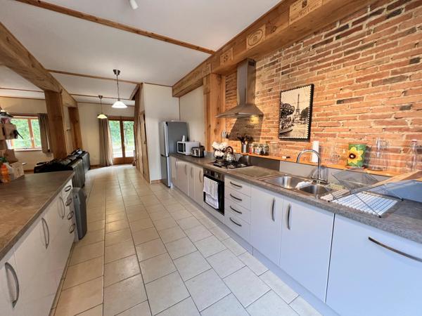 Propriété rénovée avec trois logements, située dans la campagne de l’Indre