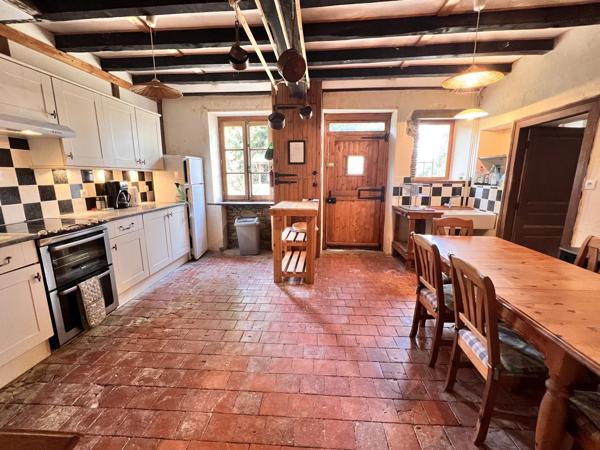 Propriété rénovée avec trois logements, située dans la campagne de l’Indre
