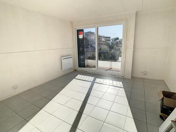 BEL APPARTEMENT 64 m² au 3ème étage dans RESIDENCE - QUARTIER CALME - PARKING - CAVE - BALCON