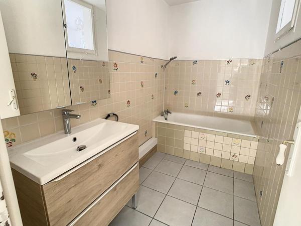 BEL APPARTEMENT 64 m² au 3ème étage dans RESIDENCE - QUARTIER CALME - PARKING - CAVE - BALCON