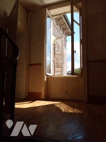 Proximité immédiate centre ville , maison bourgeoise 170 m², terrain attenant de 503 m², 2 garages