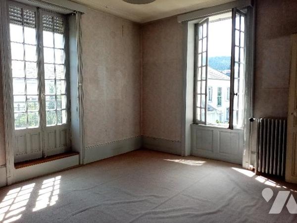 Proximité immédiate centre ville , maison bourgeoise 170 m², terrain attenant de 503 m², 2 garages