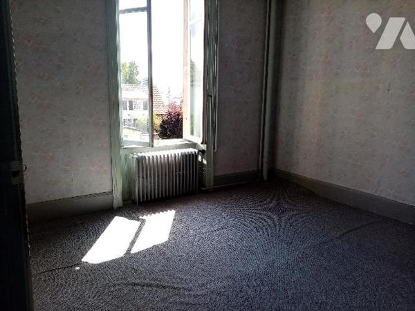 Proximité immédiate centre ville , maison bourgeoise 170 m², terrain attenant de 503 m², 2 garages