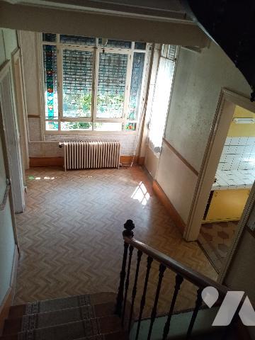 Proximité immédiate centre ville , maison bourgeoise 170 m², terrain attenant de 503 m², 2 garages