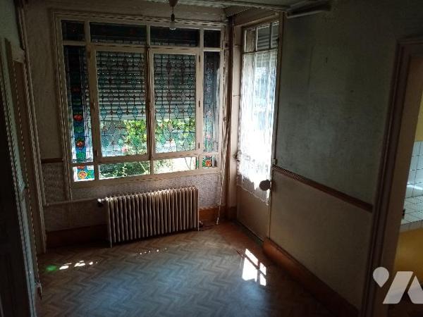 Proximité immédiate centre ville , maison bourgeoise 170 m², terrain attenant de 503 m², 2 garages