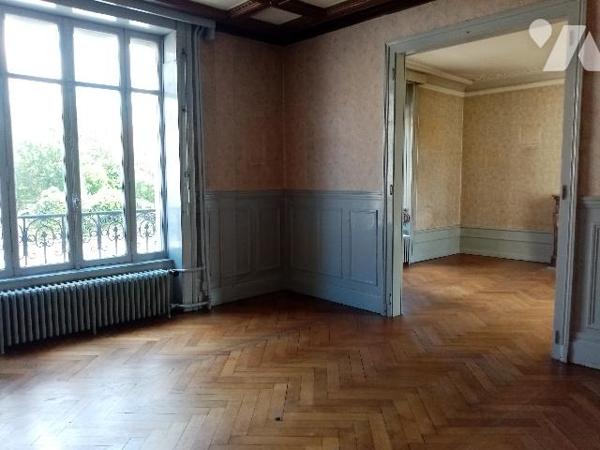 Proximité immédiate centre ville , maison bourgeoise 170 m², terrain attenant de 503 m², 2 garages