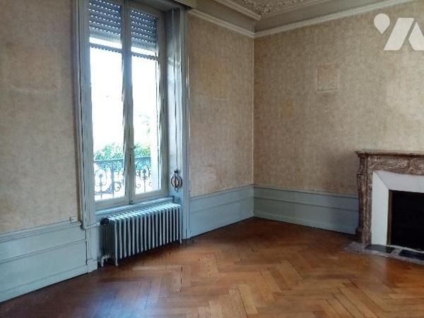 Proximité immédiate centre ville , maison bourgeoise 170 m², terrain attenant de 503 m², 2 garages