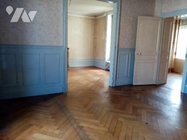 Proximité immédiate centre ville , maison bourgeoise 170 m², terrain attenant de 503 m², 2 garages