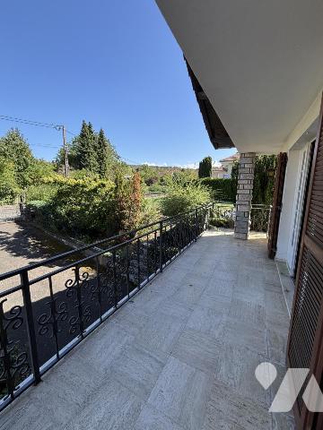 Maison 4 pièces (environ 93 m² habitables) sur sous-sol complet, proche commodités