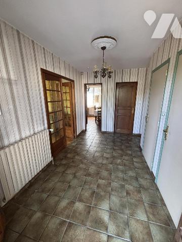 Maison 4 pièces (environ 93 m² habitables) sur sous-sol complet, proche commodités