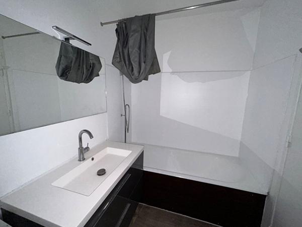 QUARTIER PONT DE LA TORTIERE APPARTEMEN T1 MEUBLE,  
Nantes 44000