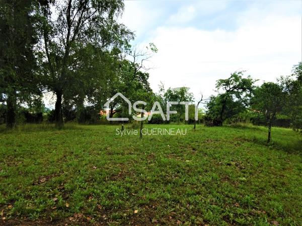 Terrain constructible de 2 317 m2 à HINX au calme.