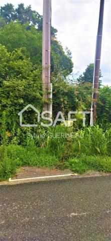 Terrain constructible de 2 317 m2 à HINX au calme.