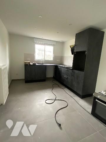 Appartement avec séjour, cuisine ouverte aménagée et équipée, 2 WC, 2 chambres avec 2 salle d'eau