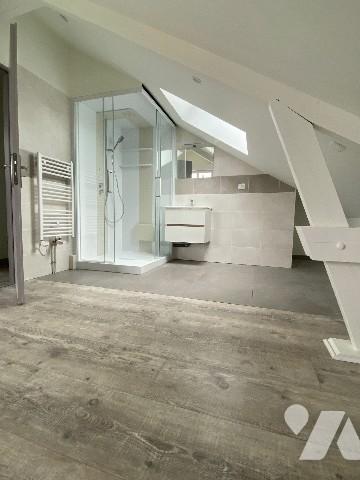 Appartement avec séjour, cuisine ouverte aménagée et équipée, 2 WC, 2 chambres avec 2 salle d'eau