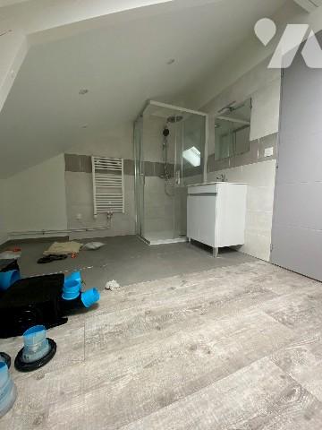 Appartement avec séjour, cuisine ouverte aménagée et équipée, 2 WC, 2 chambres avec 2 salle d'eau