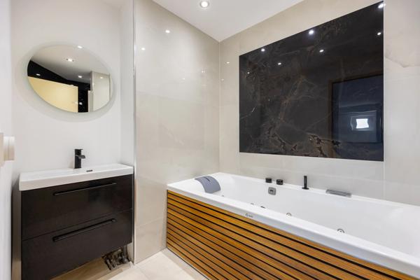 ***VISITE VIRTUELLE DISPONIBLE SUR DEMANDE...MARSEILLE 8ᵉ...RÉSIDENCE FLOTTE...APPARTEMENT FAMILIAL DE STANDING...TERRASSE...VUE DÉGAGÉE...CLIMATISATION INTÉGRALE***