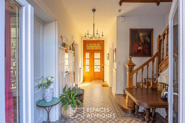 Belle maison de caractère avec jardin, dépendances et grande cave à vins voutée.