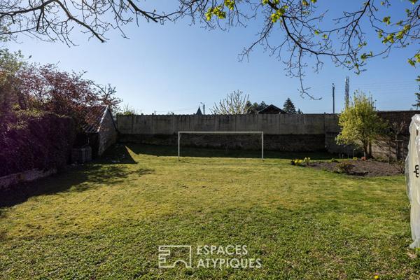 Belle maison de caractère avec jardin, dépendances et grande cave à vins voutée.