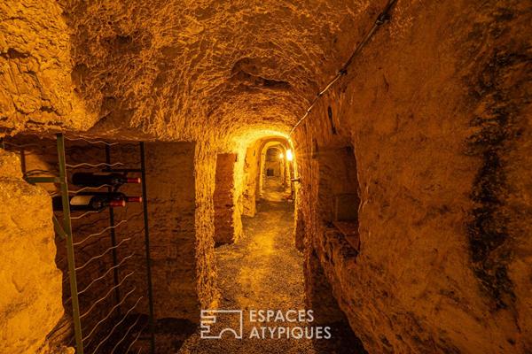 Belle maison de caractère avec jardin, dépendances et grande cave à vins voutée.