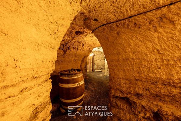 Belle maison de caractère avec jardin, dépendances et grande cave à vins voutée.
