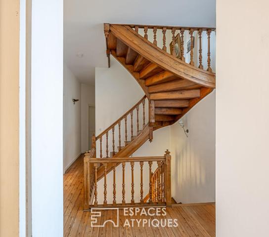 Belle maison de caractère avec jardin, dépendances et grande cave à vins voutée.