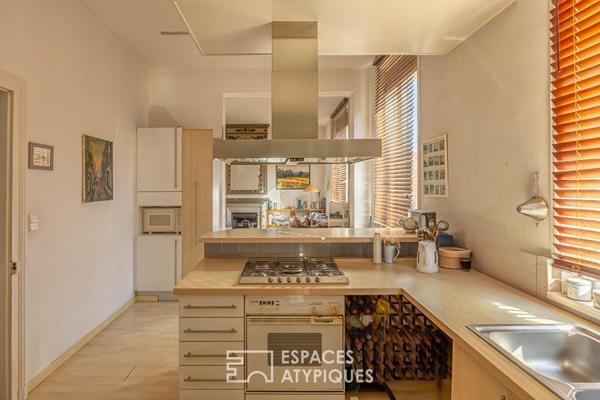 Belle maison de caractère avec jardin, dépendances et grande cave à vins voutée.