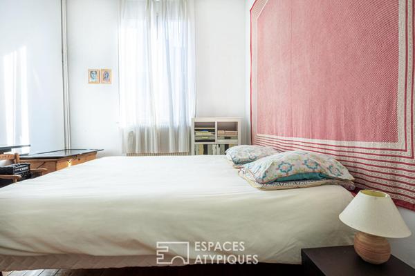 Belle maison de caractère avec jardin, dépendances et grande cave à vins voutée.