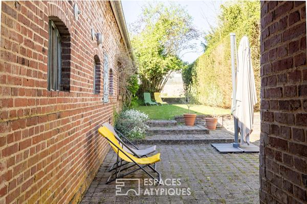 Belle maison de caractère avec jardin, dépendances et grande cave à vins voutée.