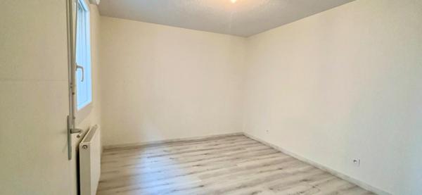 Maison RT2012, DPE B/B, avec garage, 3 chambres à Aulnat