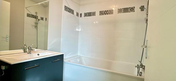 Maison RT2012, DPE B/B, avec garage, 3 chambres à Aulnat