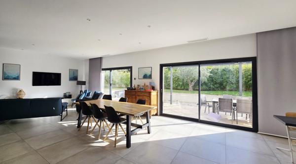 Superbe maison contemporaine de plain-pied à Vernègues / Cazan (13116)
