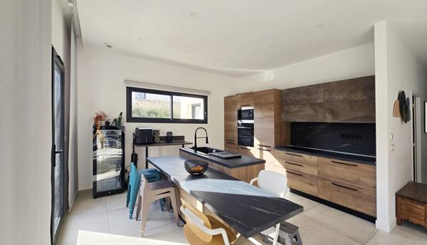Superbe maison contemporaine de plain-pied à Vernègues / Cazan (13116)