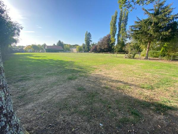 7 KM DE NEVERS - TERRAIN 1800 M2