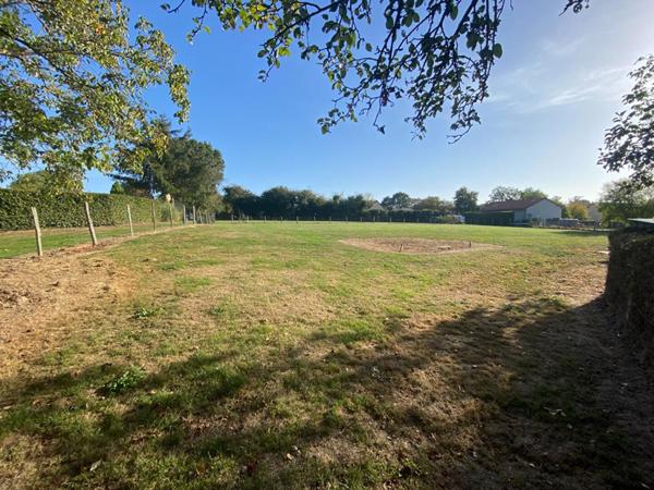 7 KM DE NEVERS - TERRAIN 1800 M2